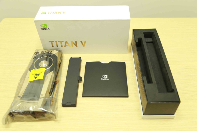  Sau khi được 'bóc hộp', Titan V được Nvidia đóng gói khá đơn giản, ít phụ kiện.