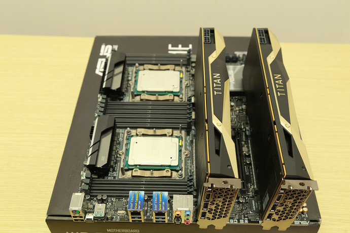  2 chiếc Titan V được gắn lên bo mạch chủ, kết hợp với nó là 2 chiếc CPU hàng khủng Xeon 8180. - 02