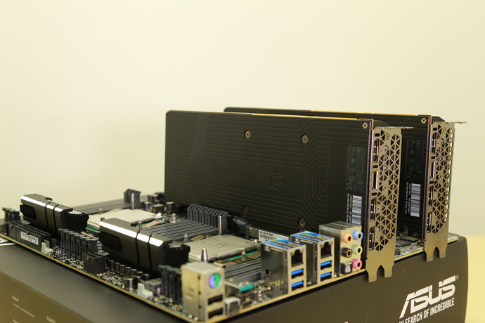   2 chiếc Titan V được gắn lên bo mạch chủ, kết hợp với nó là 2 chiếc CPU hàng khủng Xeon 8180 - 03