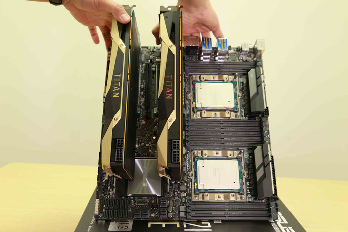   2 chiếc Titan V được gắn lên bo mạch chủ, kết hợp với nó là 2 chiếc CPU hàng khủng Xeon 8180 - 04