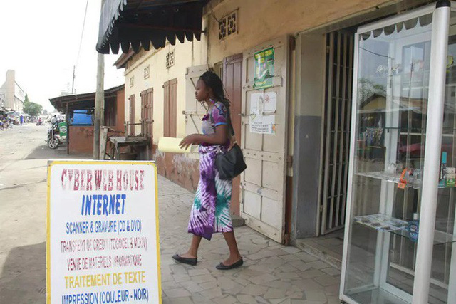 Một quán net ở Cộng hòa Togo kiêm luôn hoạt động in ấn, photocopy, ghi đĩa, bán thẻ điện thoại. Mỗi quán ở đây có từ 8-10 máy