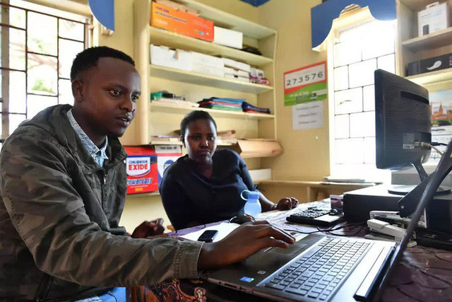 Cận cảnh quán net ở Kenya